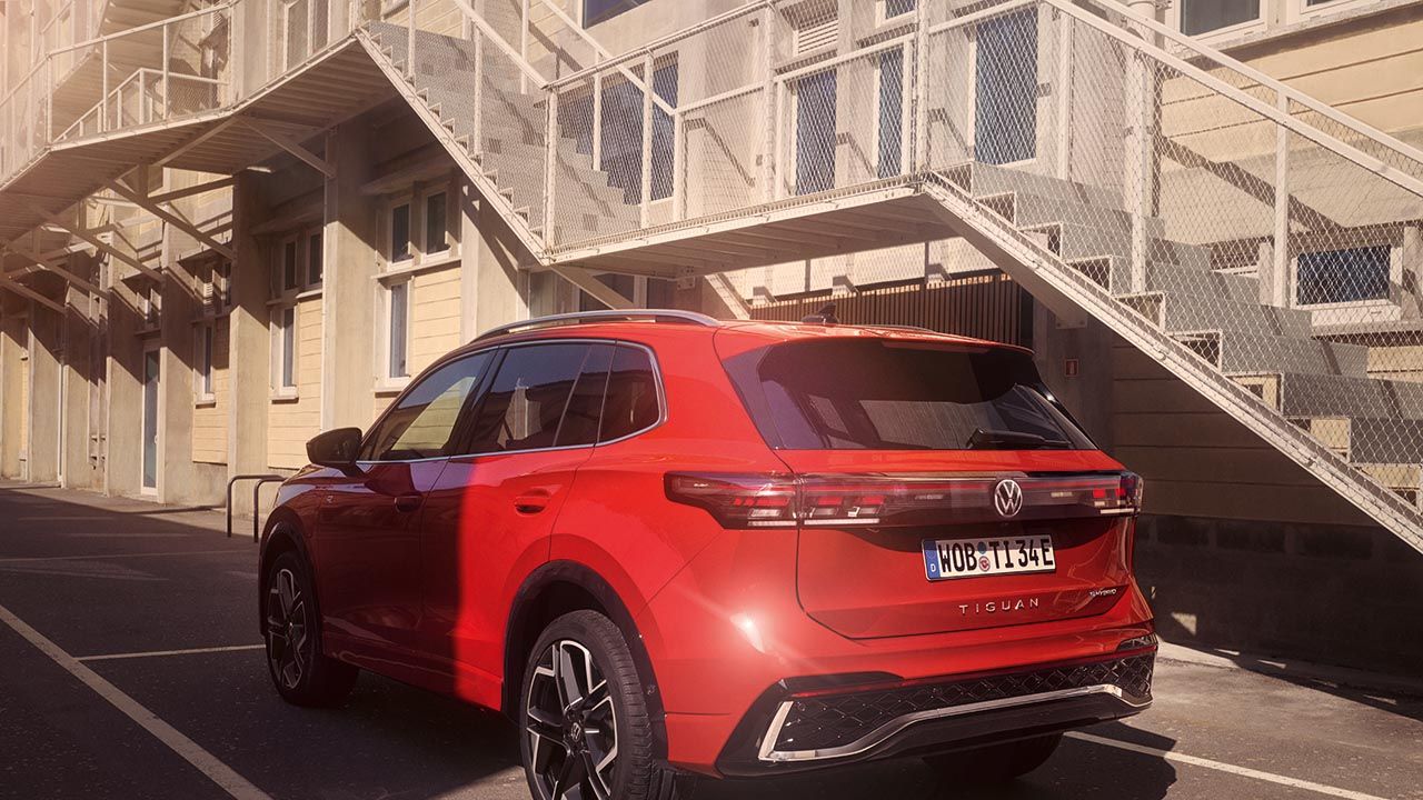 Volkswagen Tiguan rdeč, zadek
