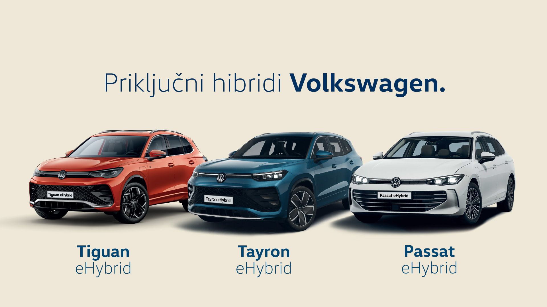 Slika prikazuje tri priključne hibride Volkswagen. Tiguan eHybrid rdeče barve, Tayron eHybrid modre barve, in Passat eHybrid bele barve. Nad avtomobili je napis "Priključni hibridi Volkswagen."