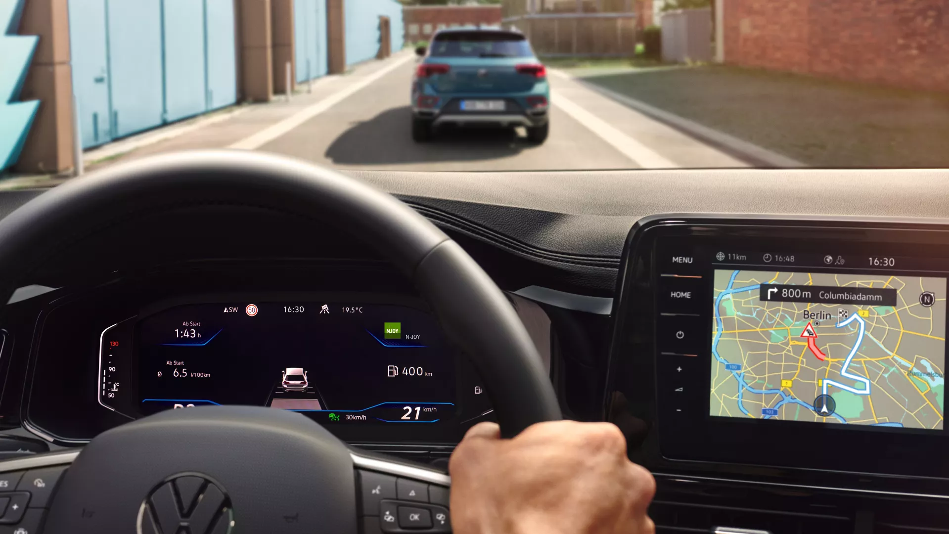 Notranjost VW T-Roca, detajlni posnetek digitalnega kombiniranega instrumenta z aktiviranim sistemom Travel Assist.