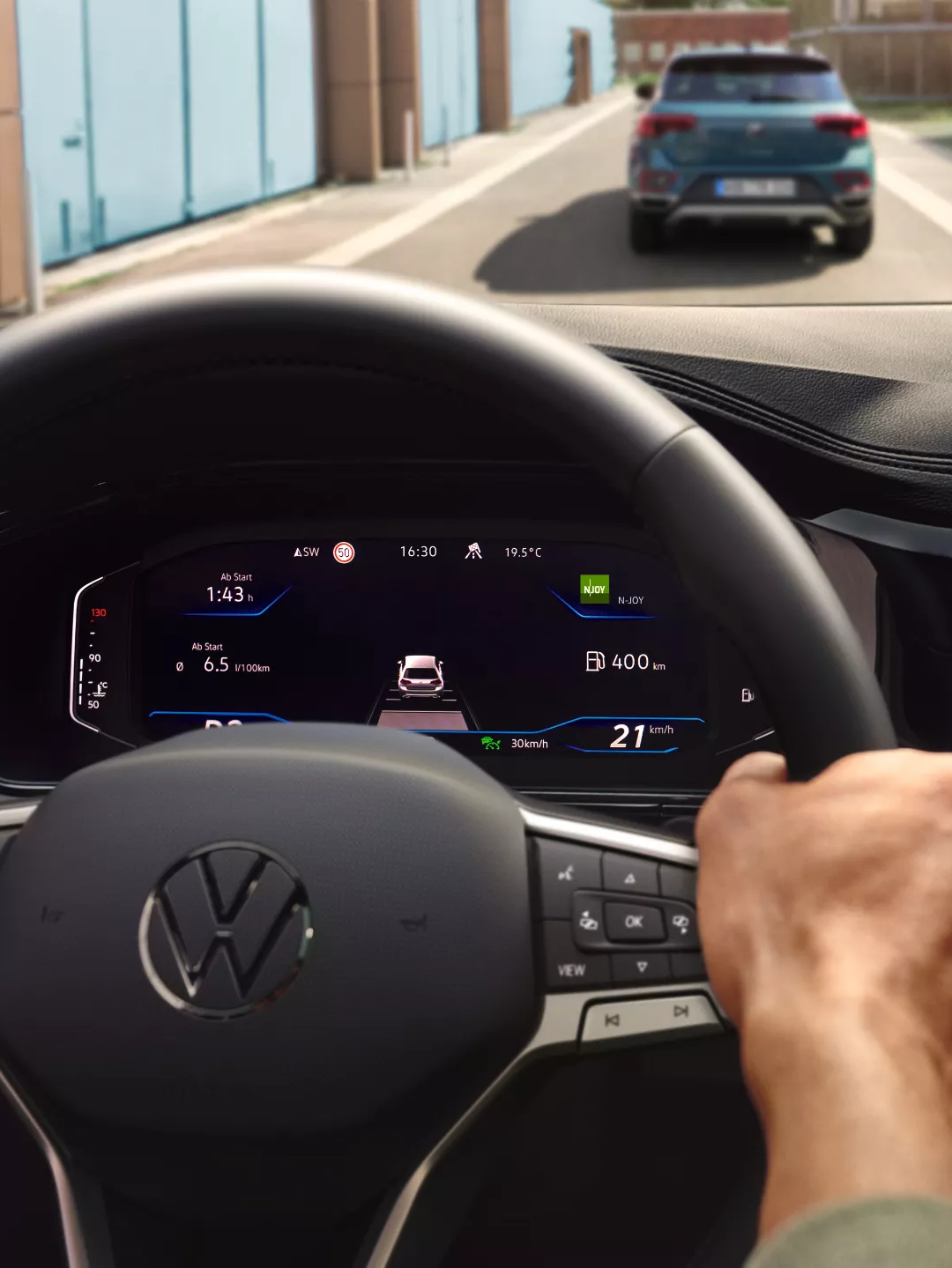 Notranjost VW T-Roca, detajlni posnetek digitalnega kombiniranega instrumenta z aktiviranim sistemom Travel Assist.