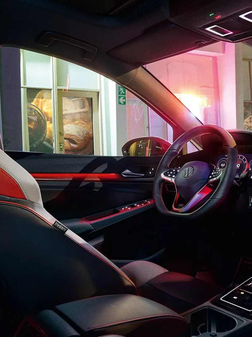 Notranjost VW Golfa GTI z vključeno ambientno osvetlitvijo.