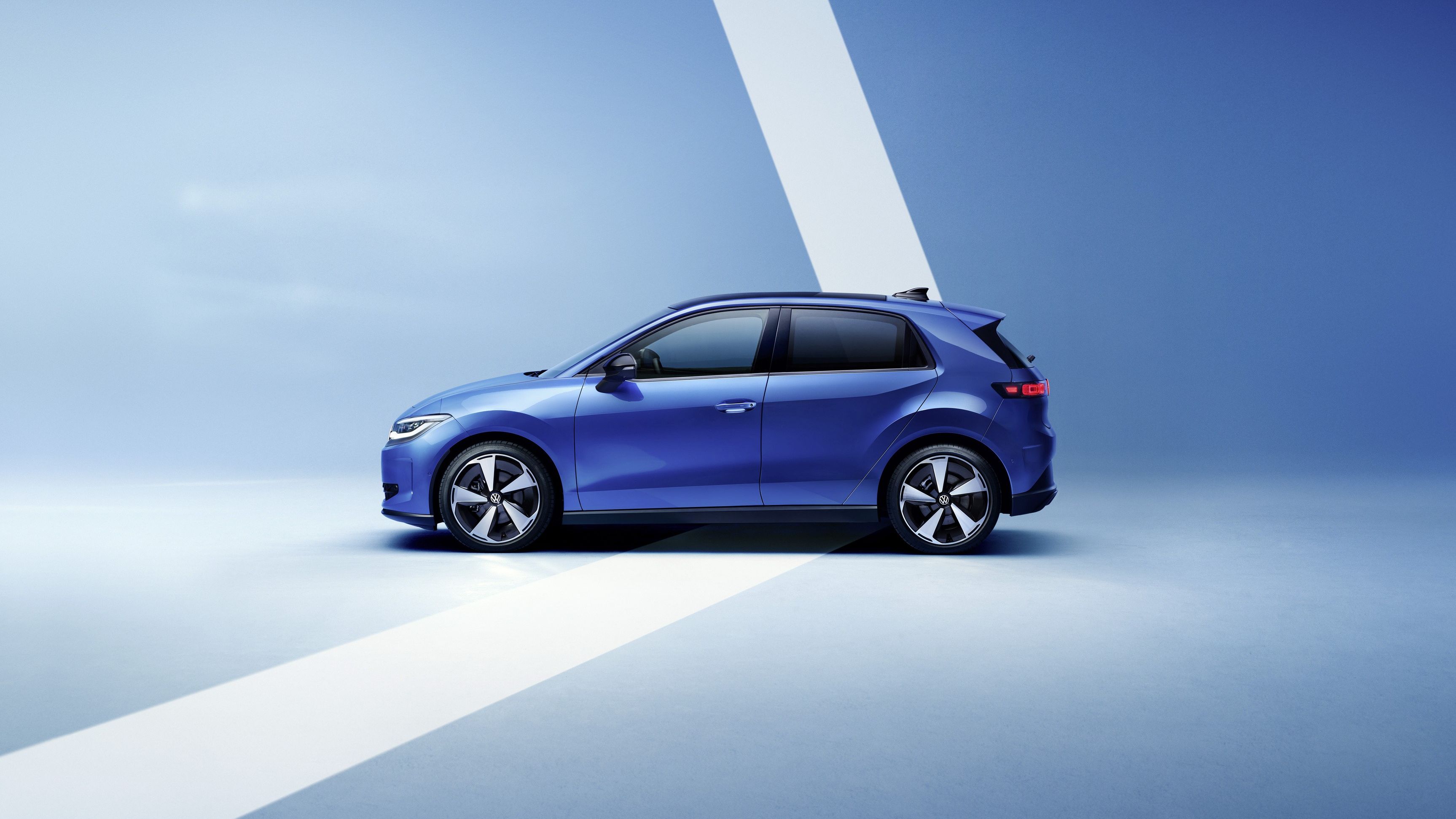 Moderan moder Volkswagen ID. Polo je postavljen na sredino minimalističnega modrega ozadja. Diagonalni beli svetlobni žarki prečkajo prizor in poudarjajo silhueto vozila. Slika deluje čisto, futuristično in poudarja dizajn ter barvo avtomobila.