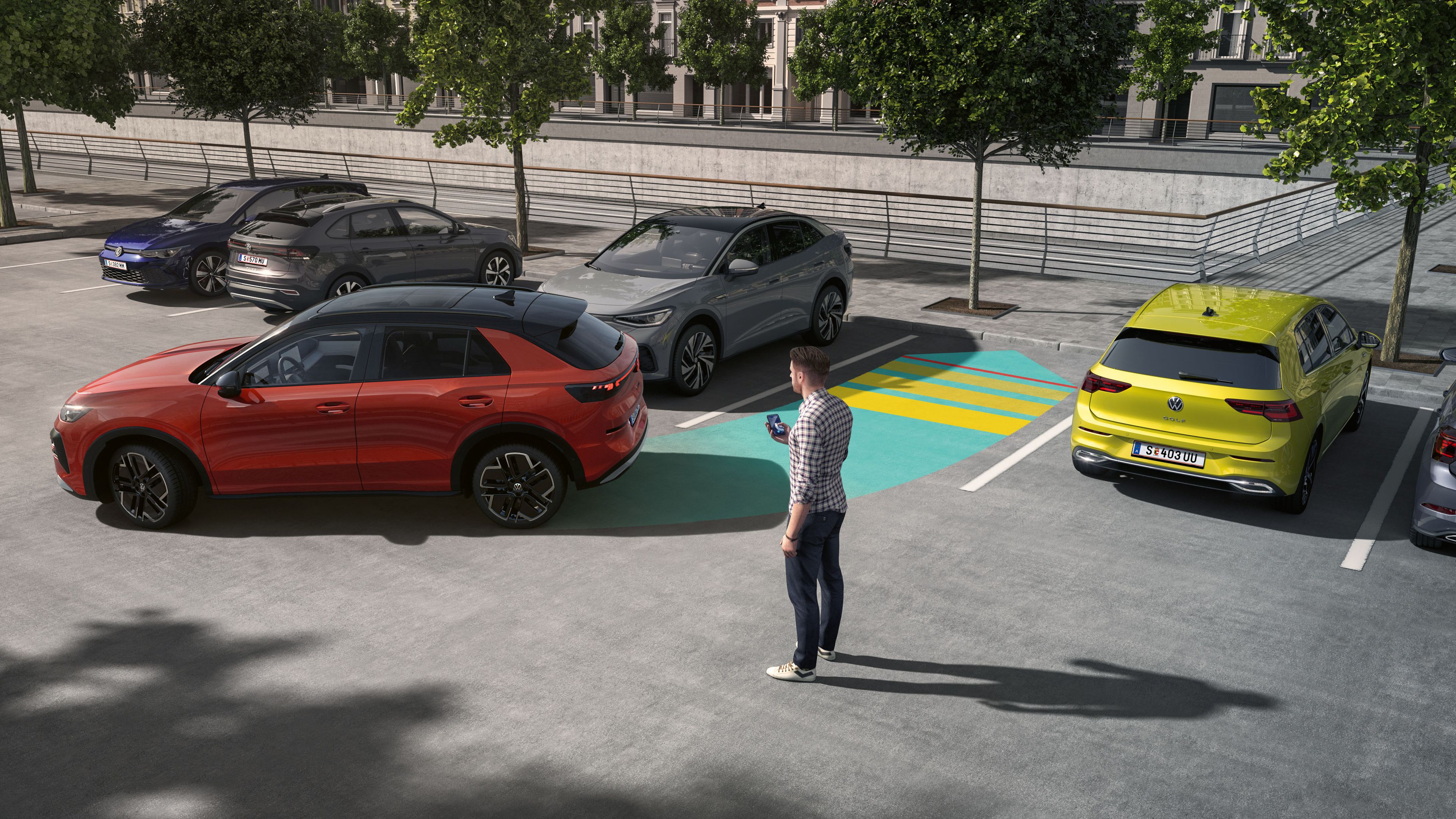 Grafika prikazuje VW T-Roc, ki s pomočjo sistema Park Assist Plus vzvratno parkira na bočno parkirno mesto.