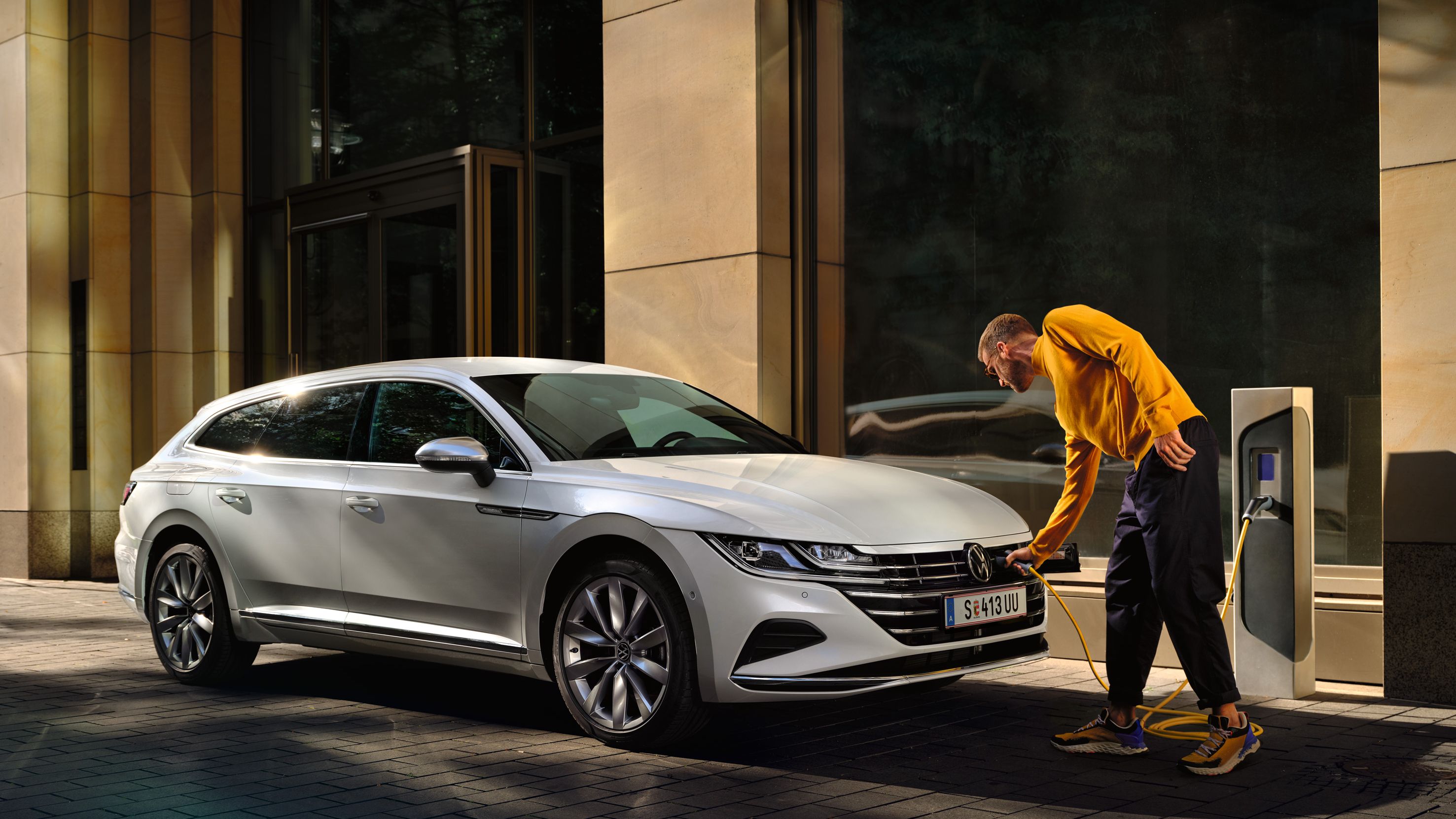 Polnilni vtič se priključi na sprednji del Arteona Shooting Brake pod pokrovom motornega prostora
