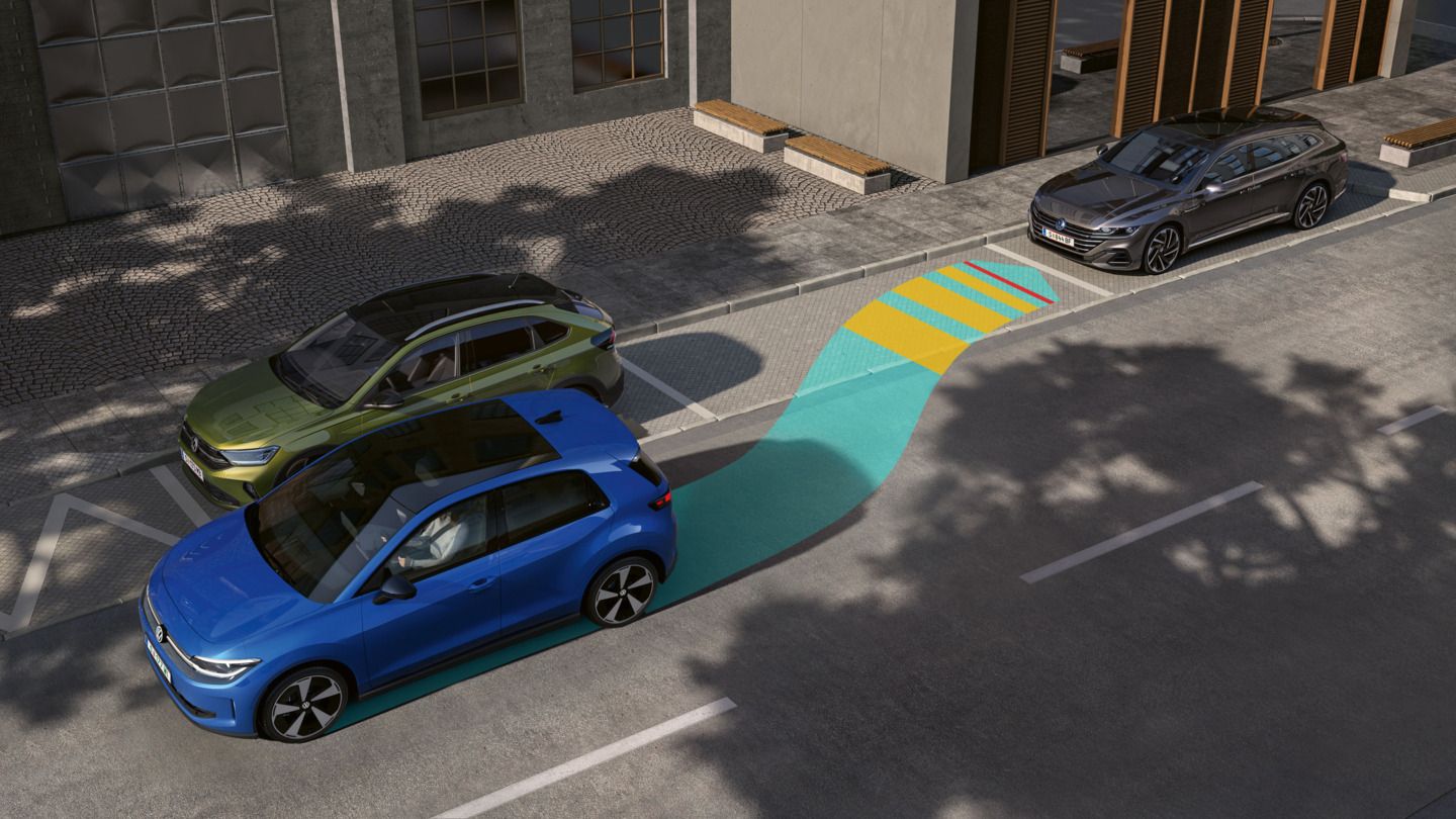 Na ilustraciji je prikazan VW ID. Polo, ki se z Park Assist Plus zapelje vzvratno v stransko parkirno mesto.