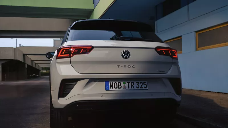 Bel VW T-Roc R-Line, pogled na zadek.