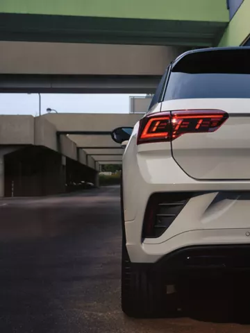 Bel VW T-Roc R-Line, pogled na zadek.