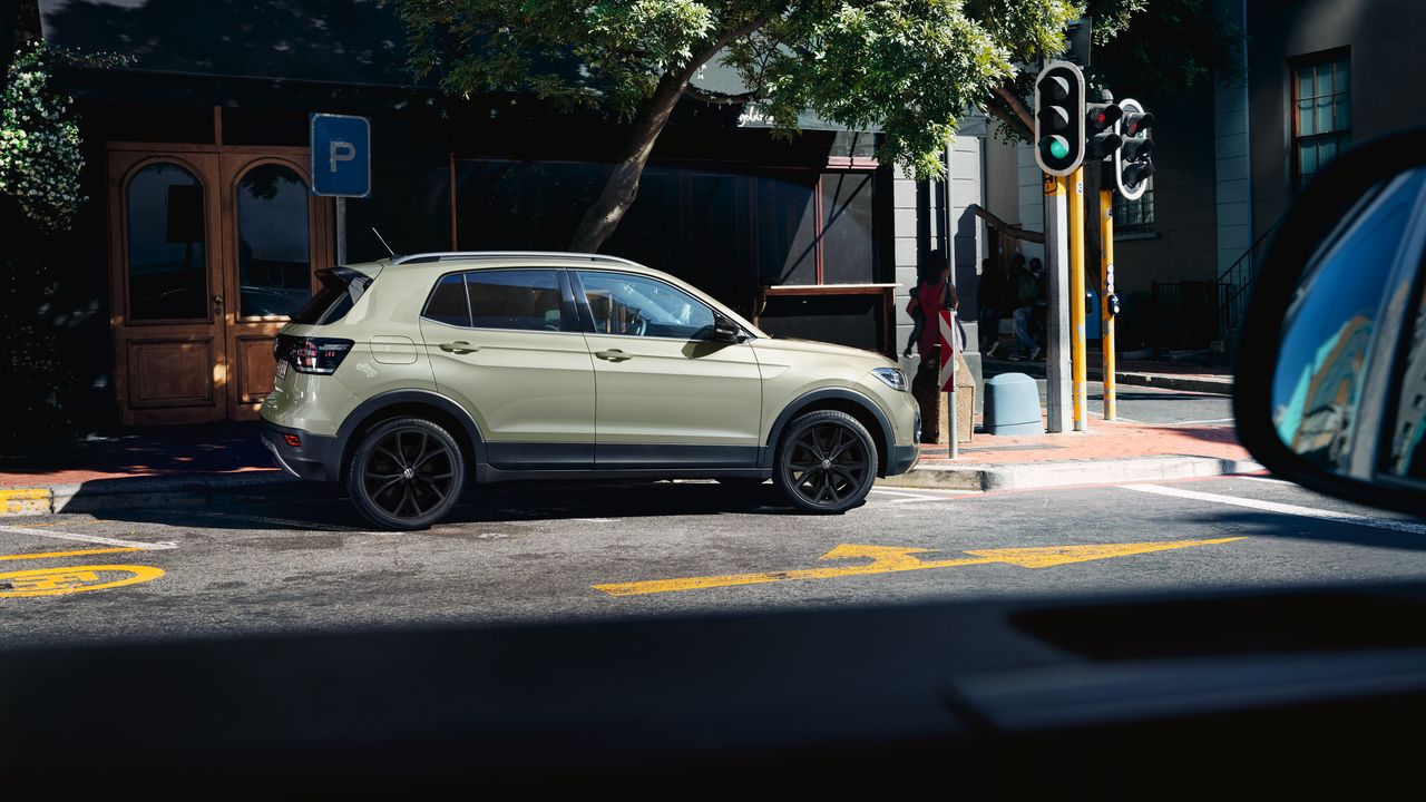 VW T-Cross Design-Paket Dark Denim parkend am Straßenrand