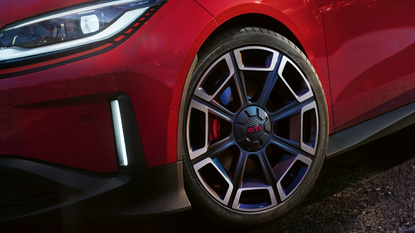 Detajl platišča rdečega VW ID. Polo GTI.