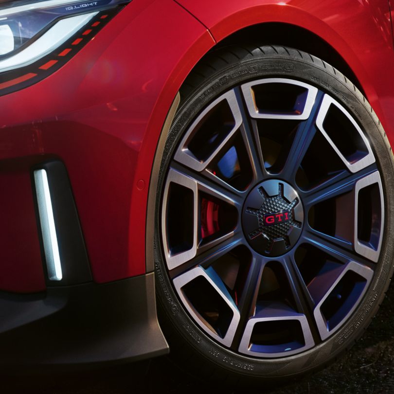 Detajl platišča rdečega VW ID. Polo GTI.