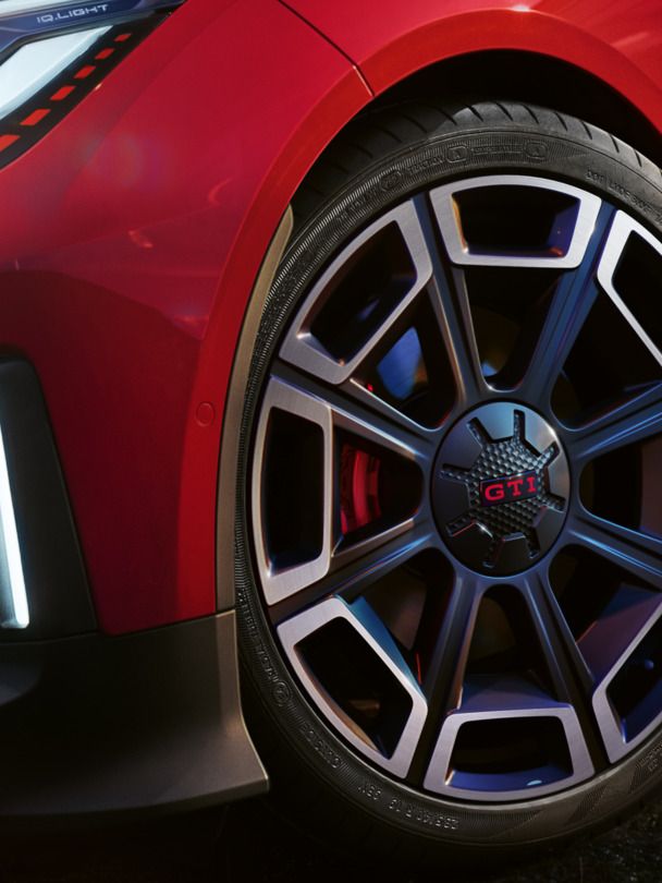 Detajl platišča rdečega VW ID. Polo GTI.