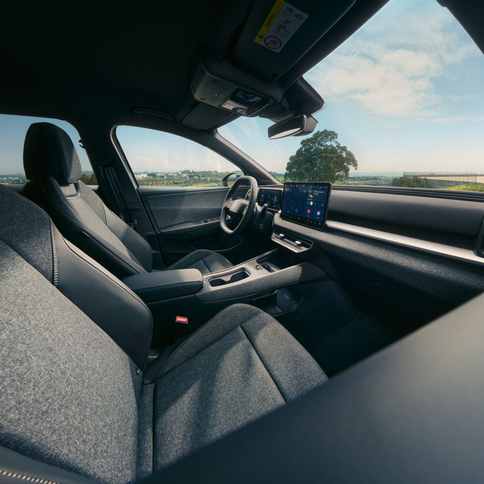Notranjost VW Crossa v temnem dizajnu notranjosti s pogledom na armaturno ploščo.