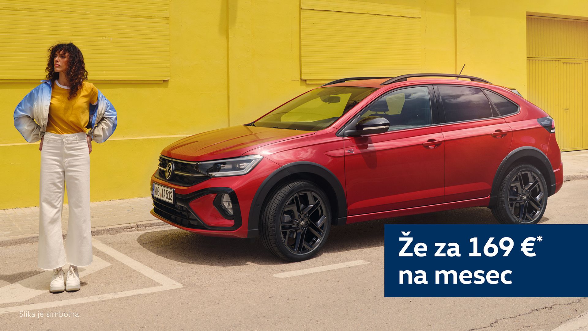 Rdeč Volkswagen Taigo je parkiran ob rumeni steni. Oseba v svetlo modri jakni in belih hlačah stoji ob vozilu. Na sliki je reklamni napis, ki ponuja vozilože  za 169 € na mesec.