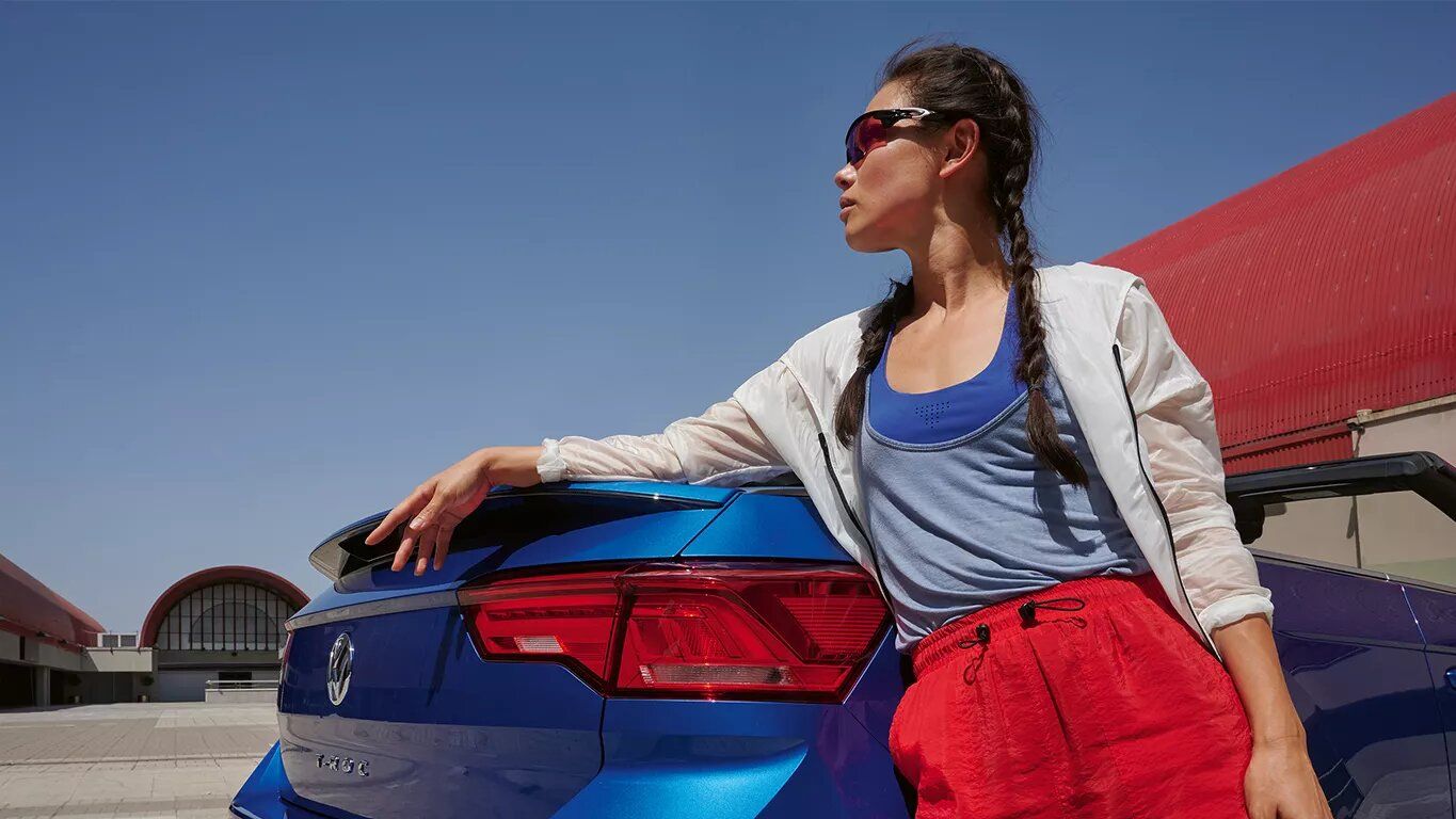 Ženska stoji ob zadku T-Roca Cabriolet