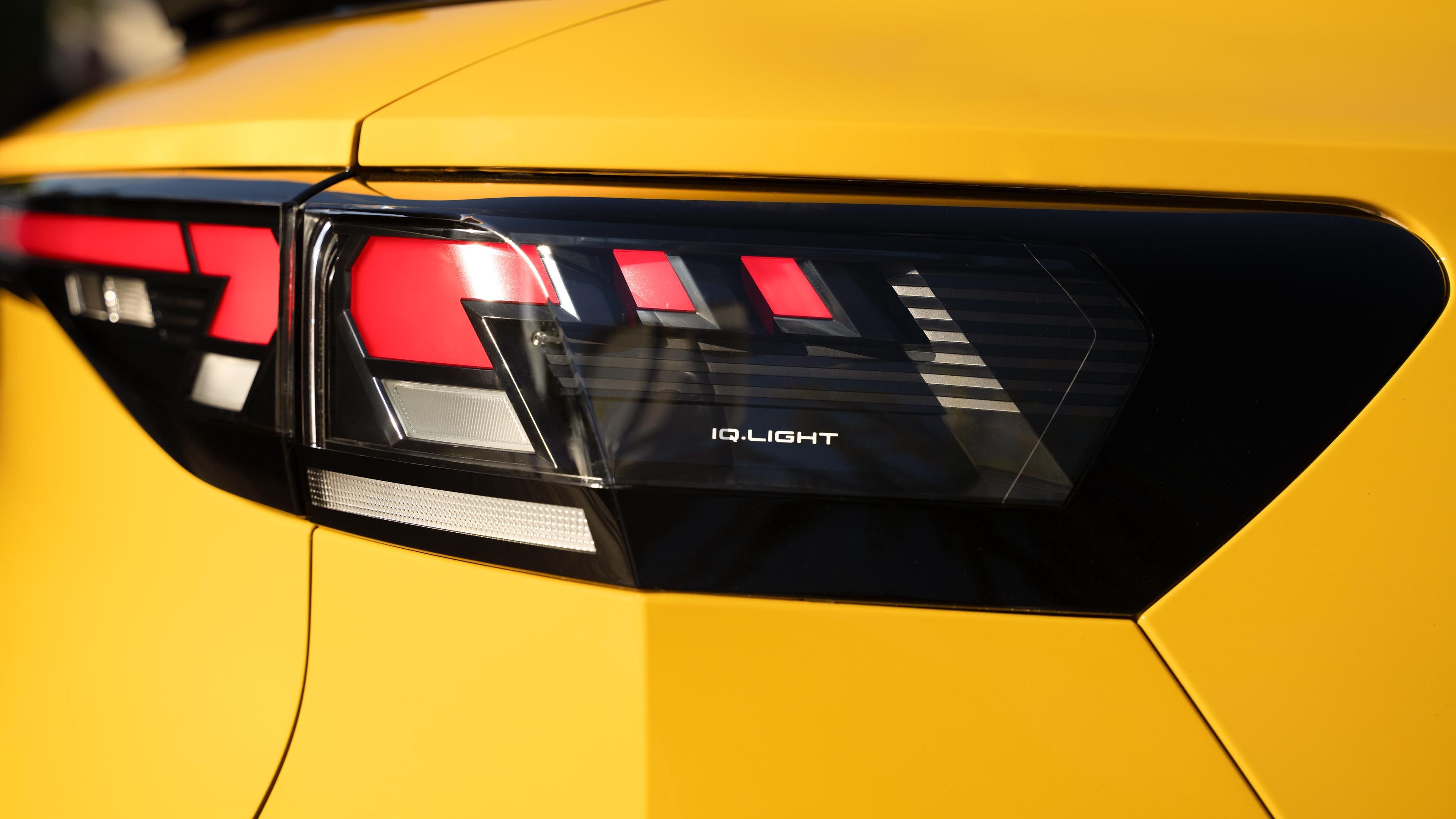 Zadnji del rumenega VW T-Roca s poudarkom na zadnjih lučeh. Na luči piše "IQ.LIGHT".