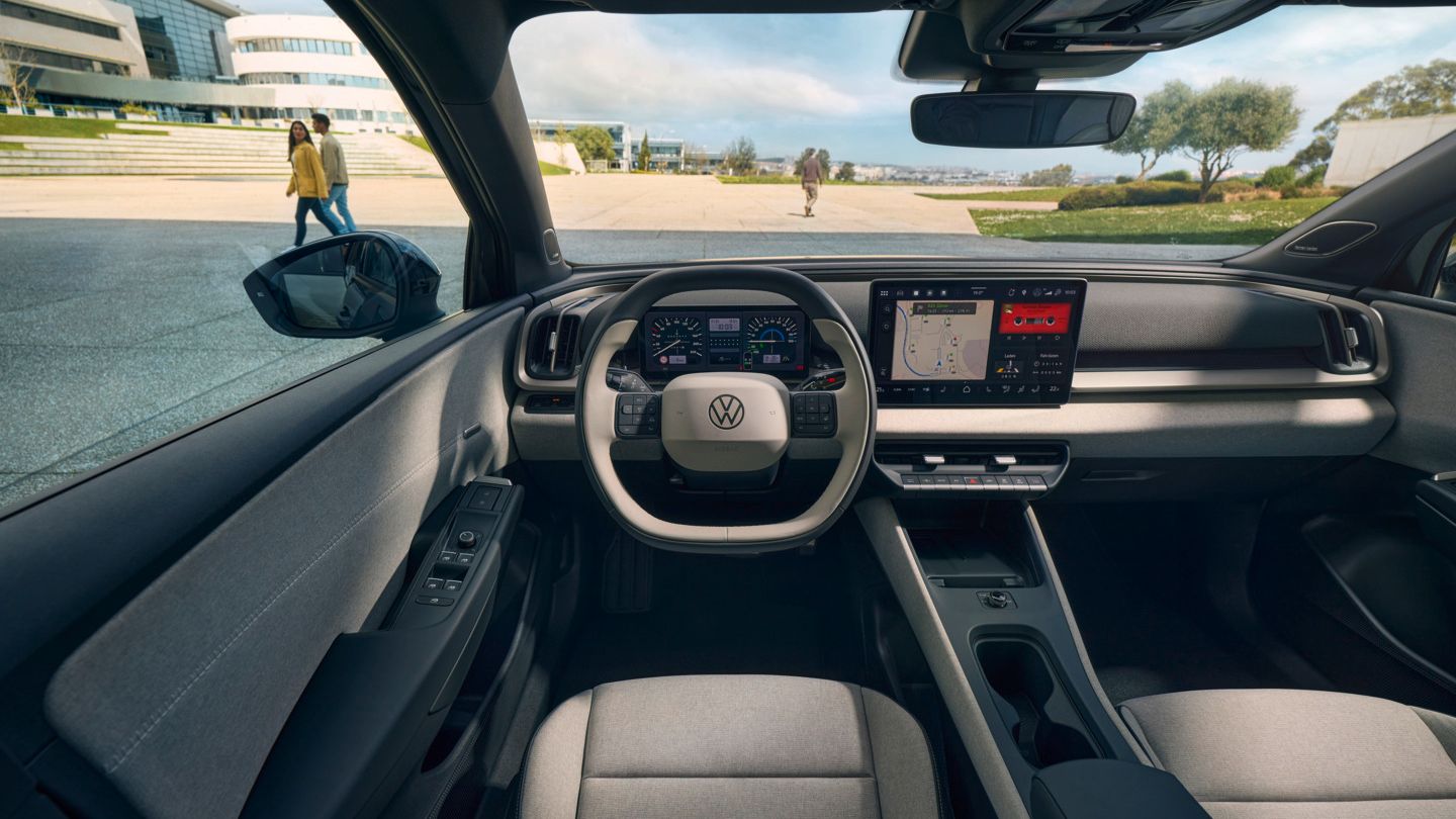 Pogled od spredaj na armaturno ploščo modela VW ID. Cross z večfunkcijskim volanom in infotainment sistemom.