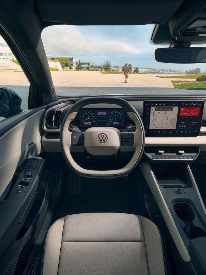 Pogled od spredaj na armaturno ploščo modela VW ID. Cross z večfunkcijskim volanom in infotainment sistemom.