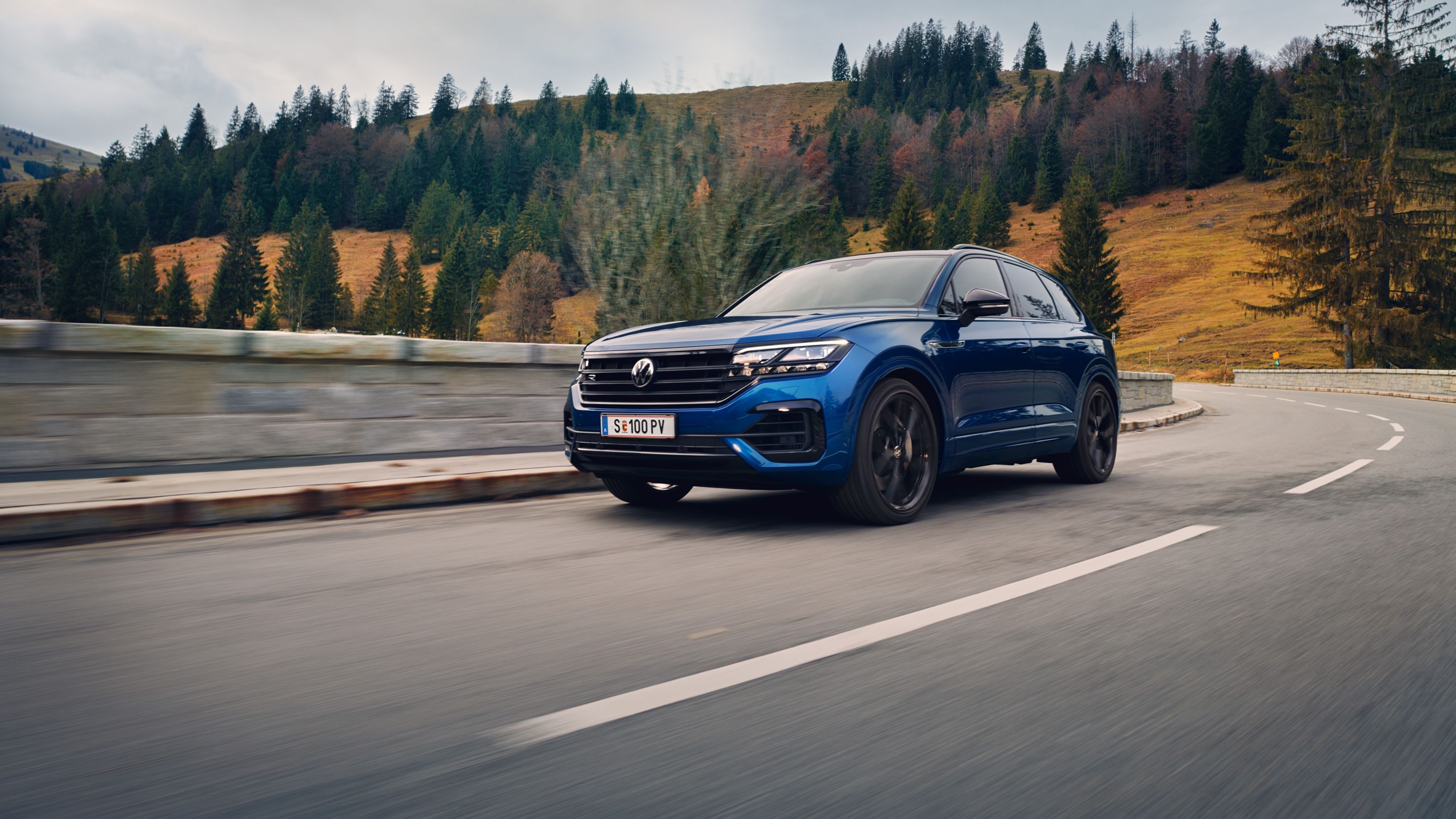 Volkswagen Touareg R s turbomotorjem V6 med vožnjo