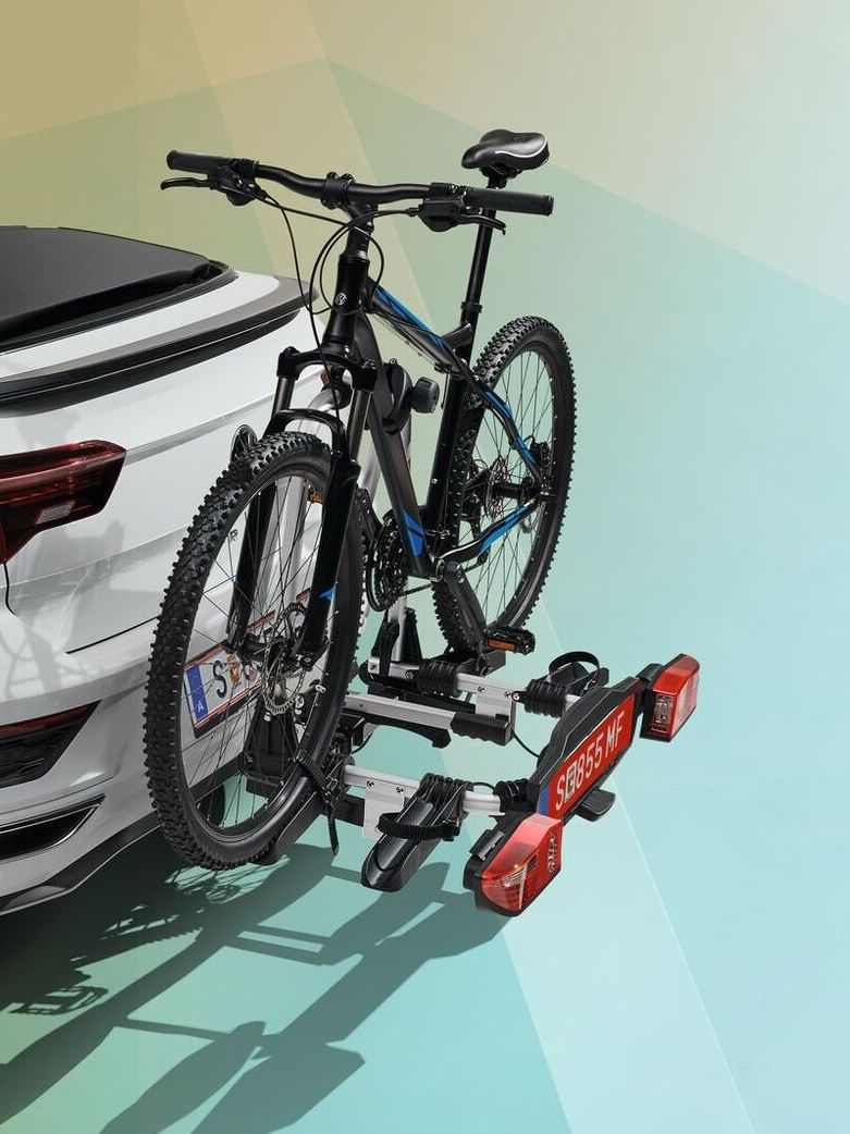Bel T-Roc Cabrio ima na vlečni kljuki pritrjen prtljažnik za kolesa.