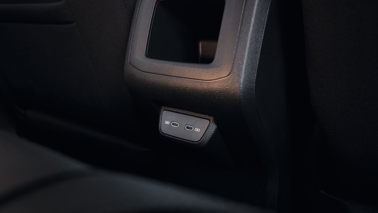 Detajlni posnetek USB-priključkov tipa C za zadnjo sedežno klop.