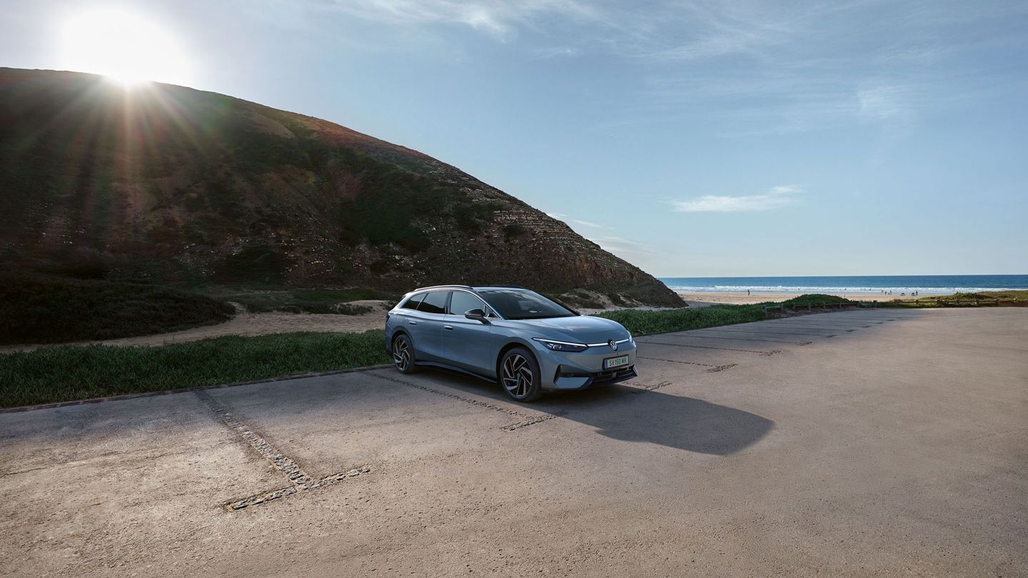 Pogled od spredaj na VW ID.7 Tourer sive barve.