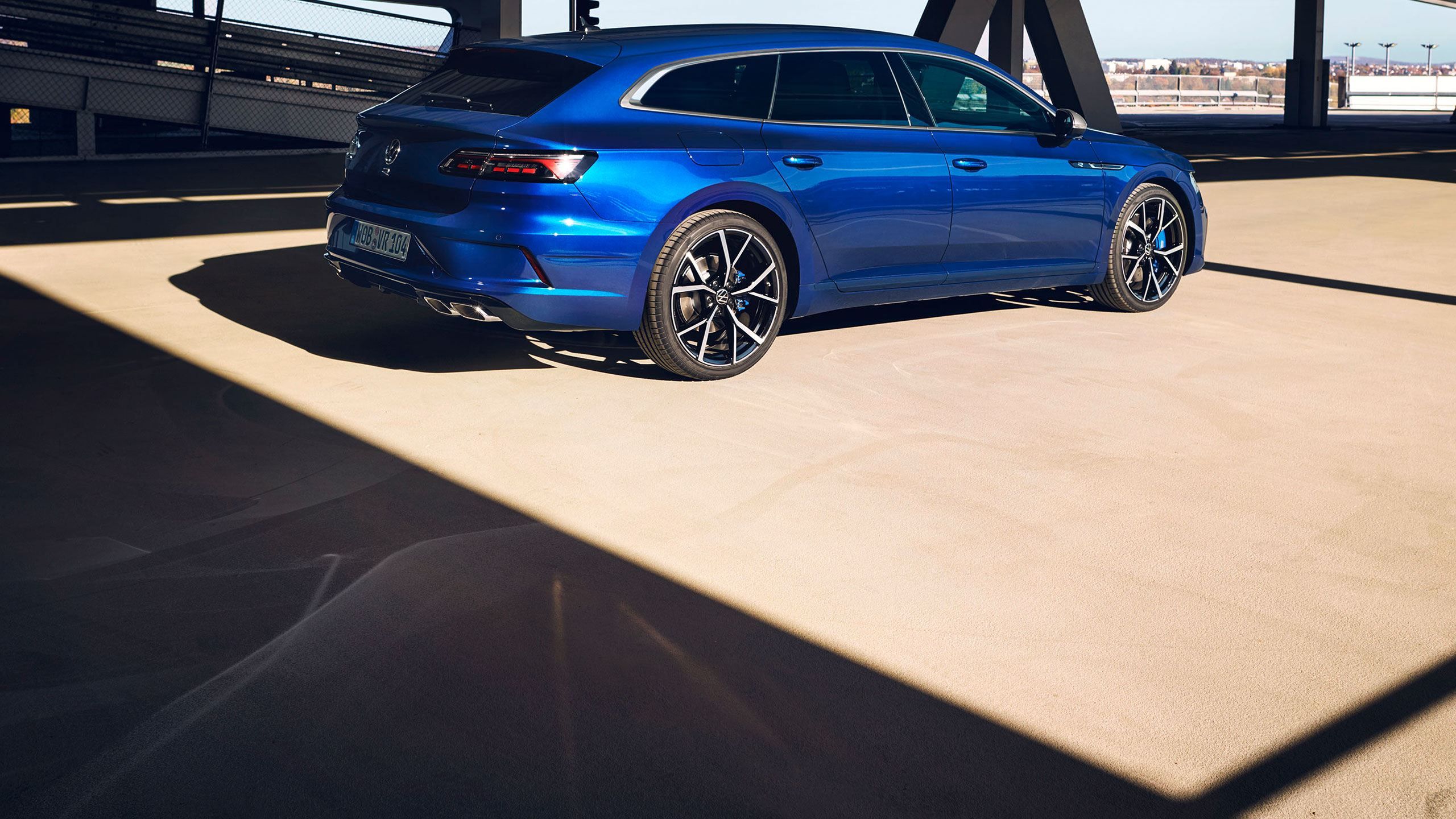Moder VW Arteon R Shooting Brake je parkiran na strehi parkirne hiše
