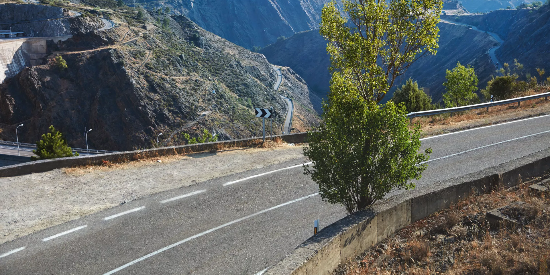 Blick auf eine Straße in den Bergen
