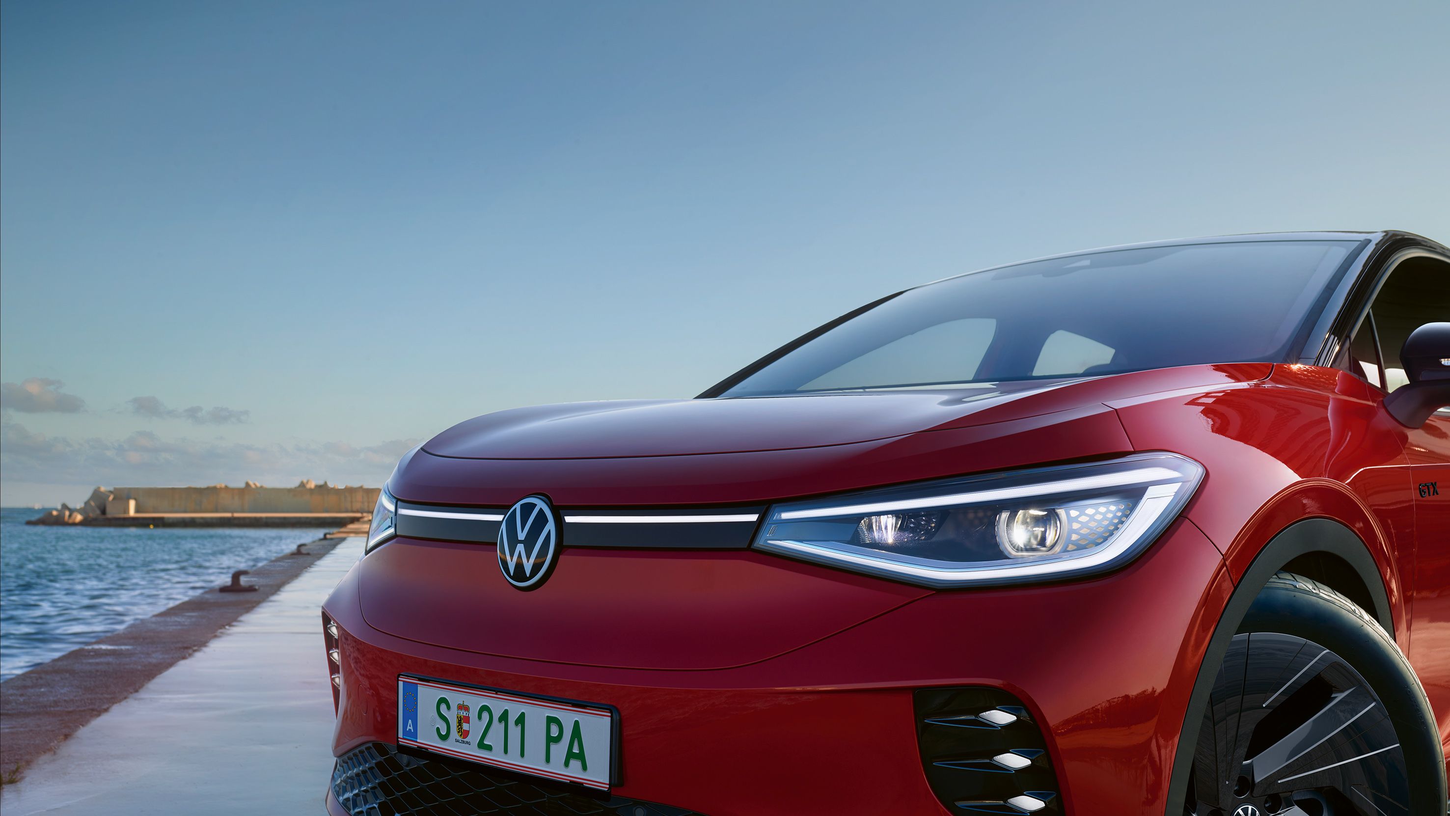 Podroben pogled od spredaj na rdeče vozilo VW ID.5 GTX