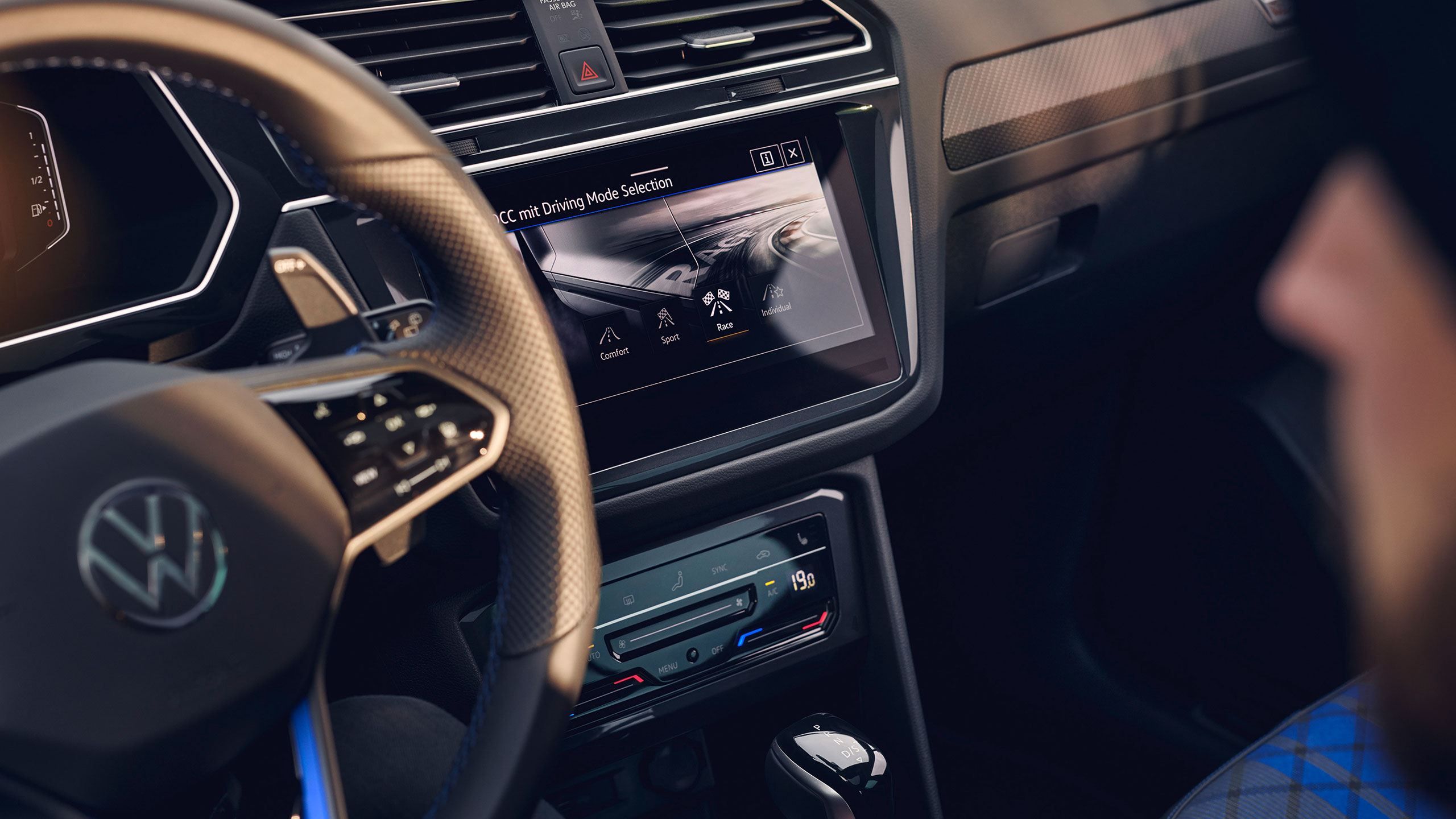 Kokpit modela Arteon R Shooting Brake z večfunkcijskim športnim volanom