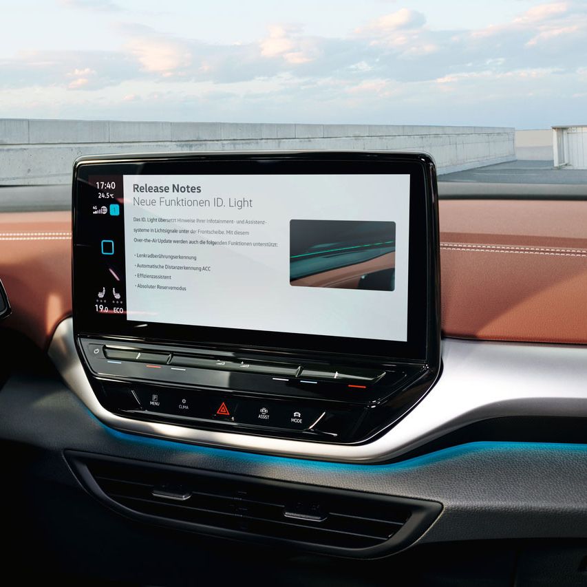 Infotainment-System im VW ID.5 mit Informationen zu Updates auf großem Bildschirm
