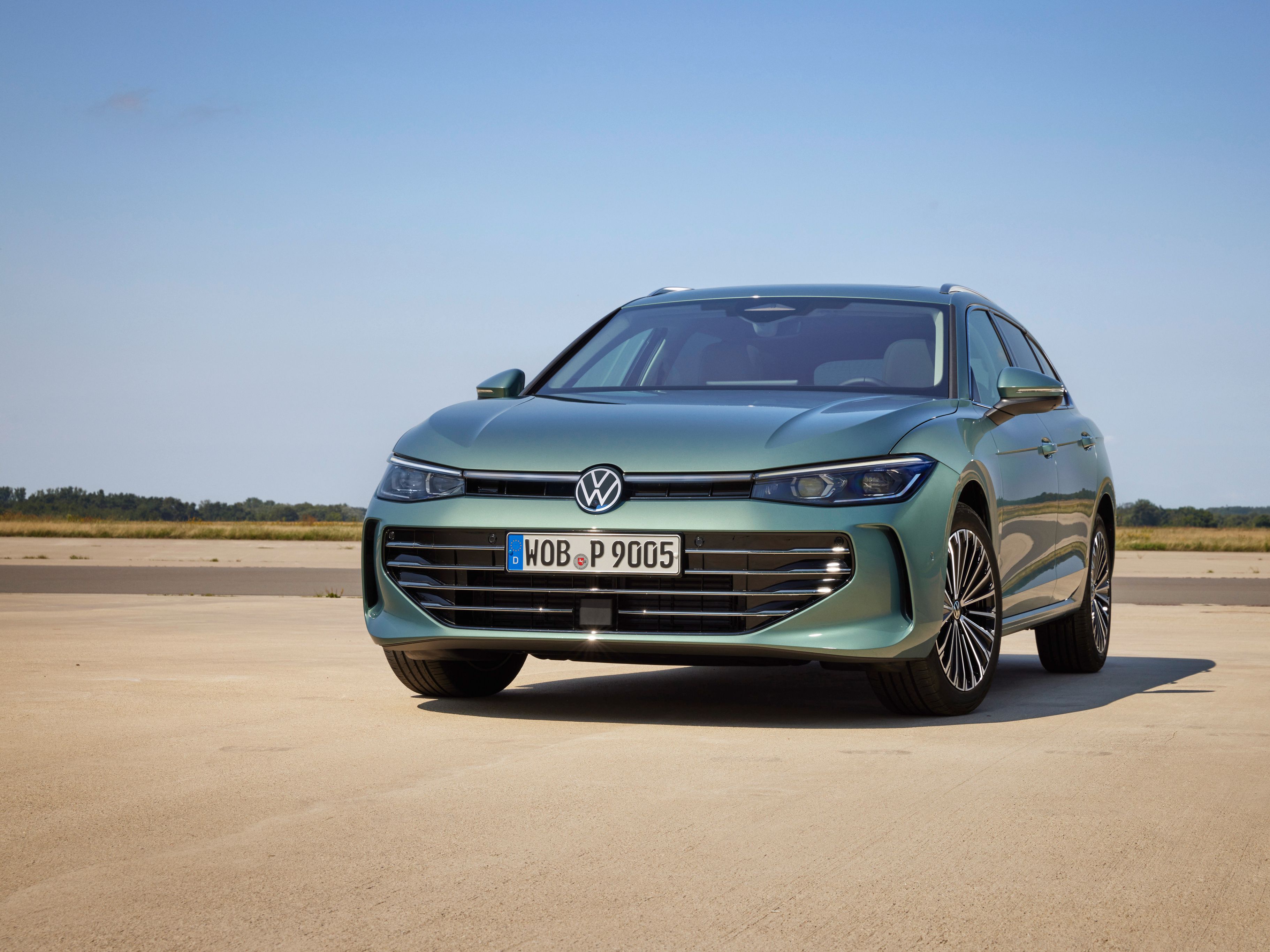 VW Passat Variant vozi po cesti