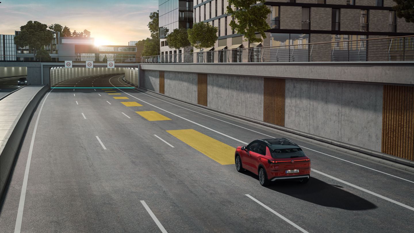 Na sliki je shematsko prikazana uporaba VW T-Roca za prikaz funkcionalnosti avtomarskega uravnavanja razdalje (ACC).