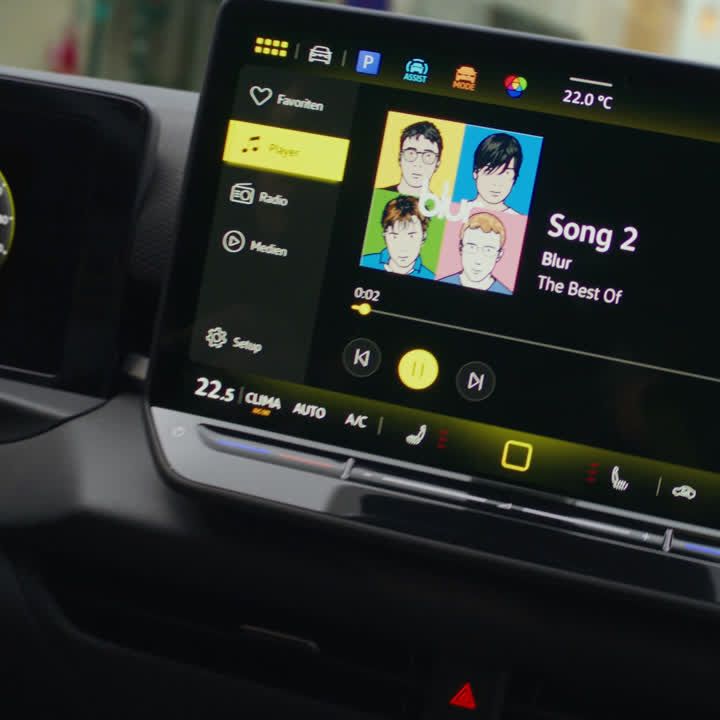 Pogled na infotainment Avtomobilski informacijski zaslon prikazuje pesem "Song 2" izvajalca Blur z albuma "The Best Of". Na zaslonu so poleg glasbe prikazani tudi različni meniji, vključno z navigacijo, radijem in povezanimi telefoni. 