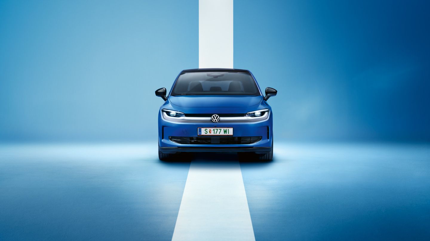 Sprednji pogled modrega VW ID. Polo stil na svetlo modrem ozadju.