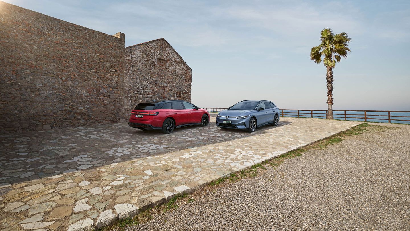 Pogled na rdeč ID.7 GTX Tourer in siv ID.7 Tourer.