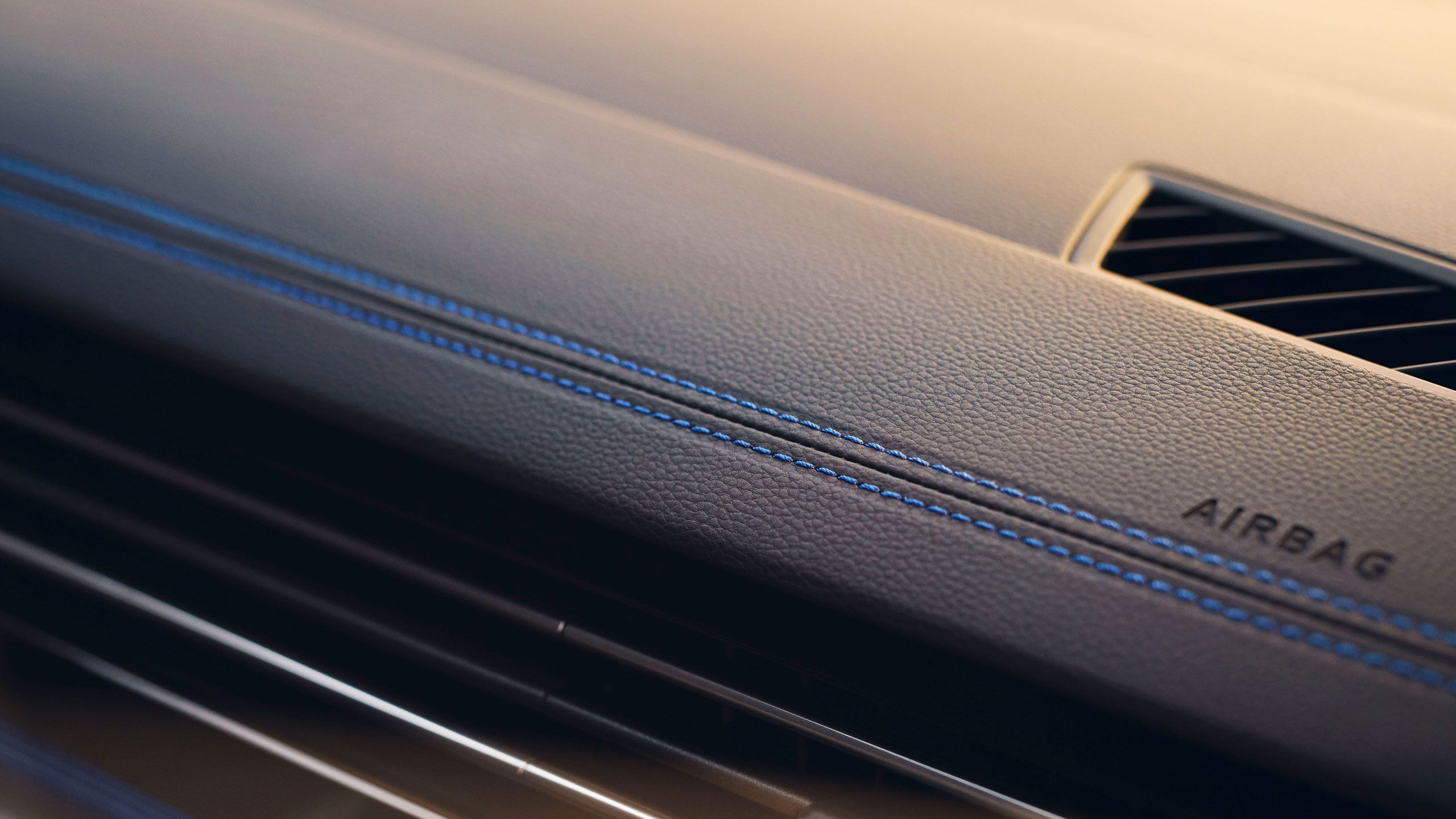 Notranjost VW Touarega R s športnimi detajli – R-dizajn