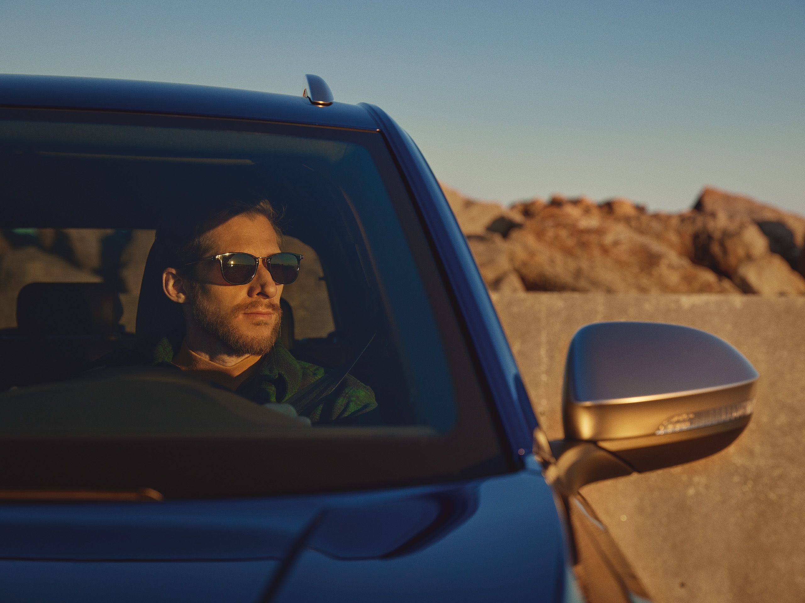VW T-Roc R Progressivlenkung, Mann sitzt am Steuer von T-Roc R
