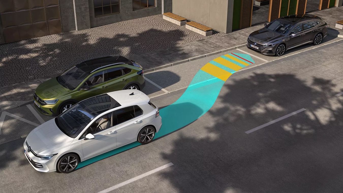 "Bel VW Golf za parkiranje uporablja asistenco Park Assist, njeno delovanje je vizualno ponazorjeno na cestišču. "