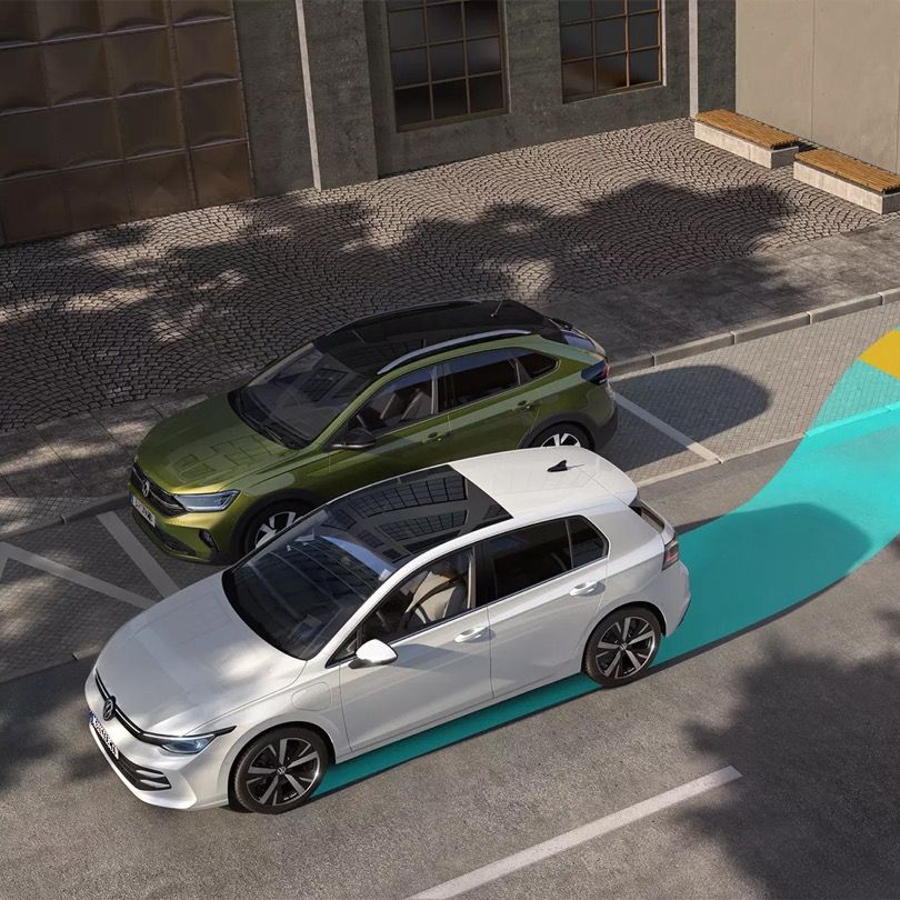 "Bel VW Golf za parkiranje uporablja asistenco Park Assist, njeno delovanje je vizualno ponazorjeno na cestišču. "