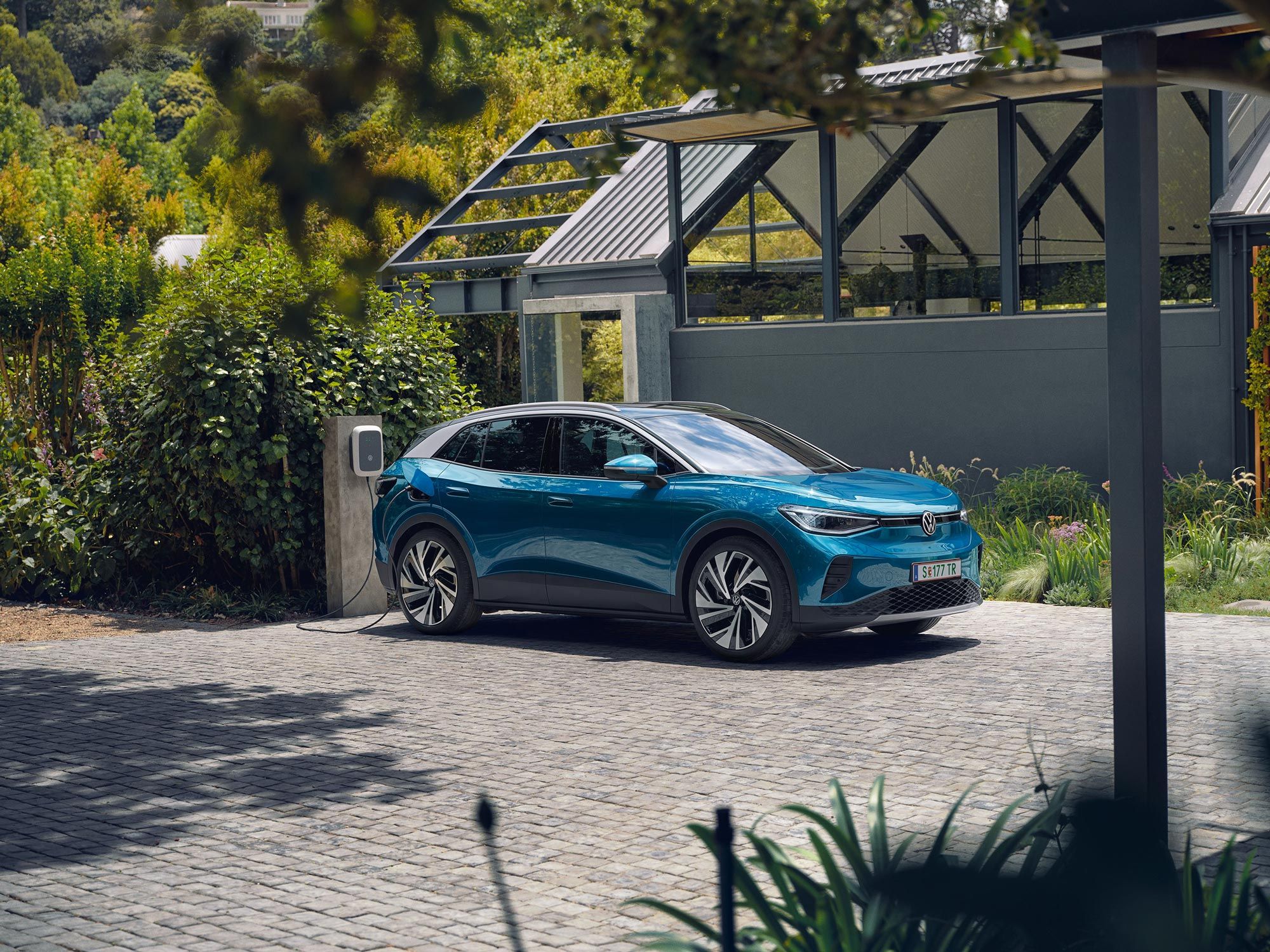 Blauer VW ID.4 wird vor Firmengebäude geladen