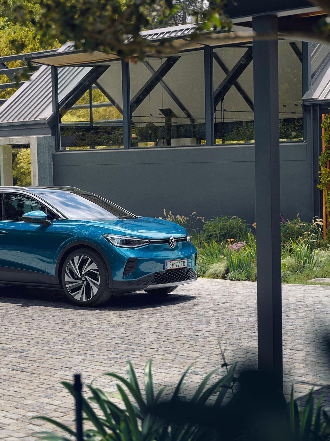 Blauer VW ID.4 wird vor Firmengebäude geladen