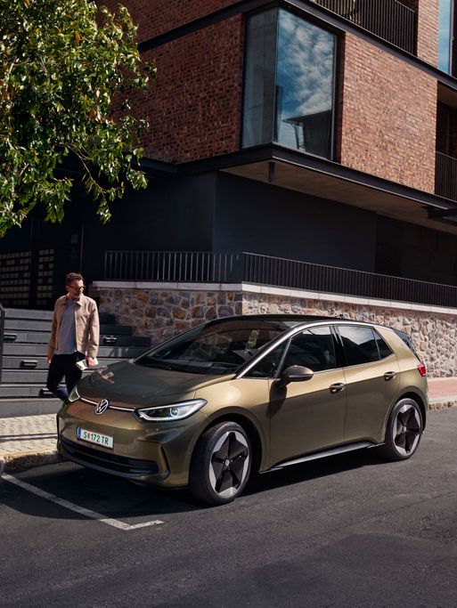 Ein VW ID.3 in olivgrün ist in einer Stadt geparkt, seitliche Ansicht