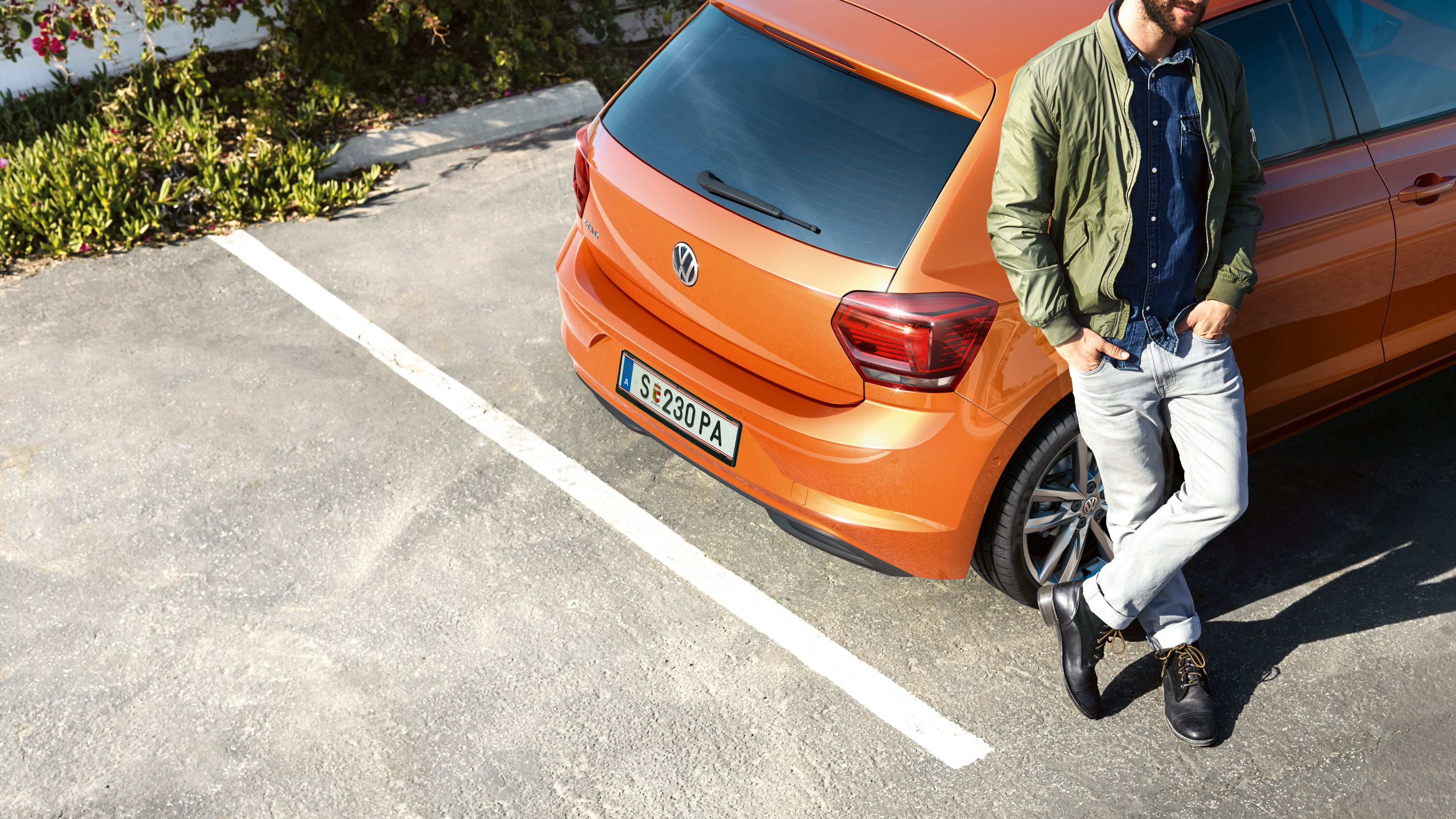 VW Polo oranžna zadek z moškim
