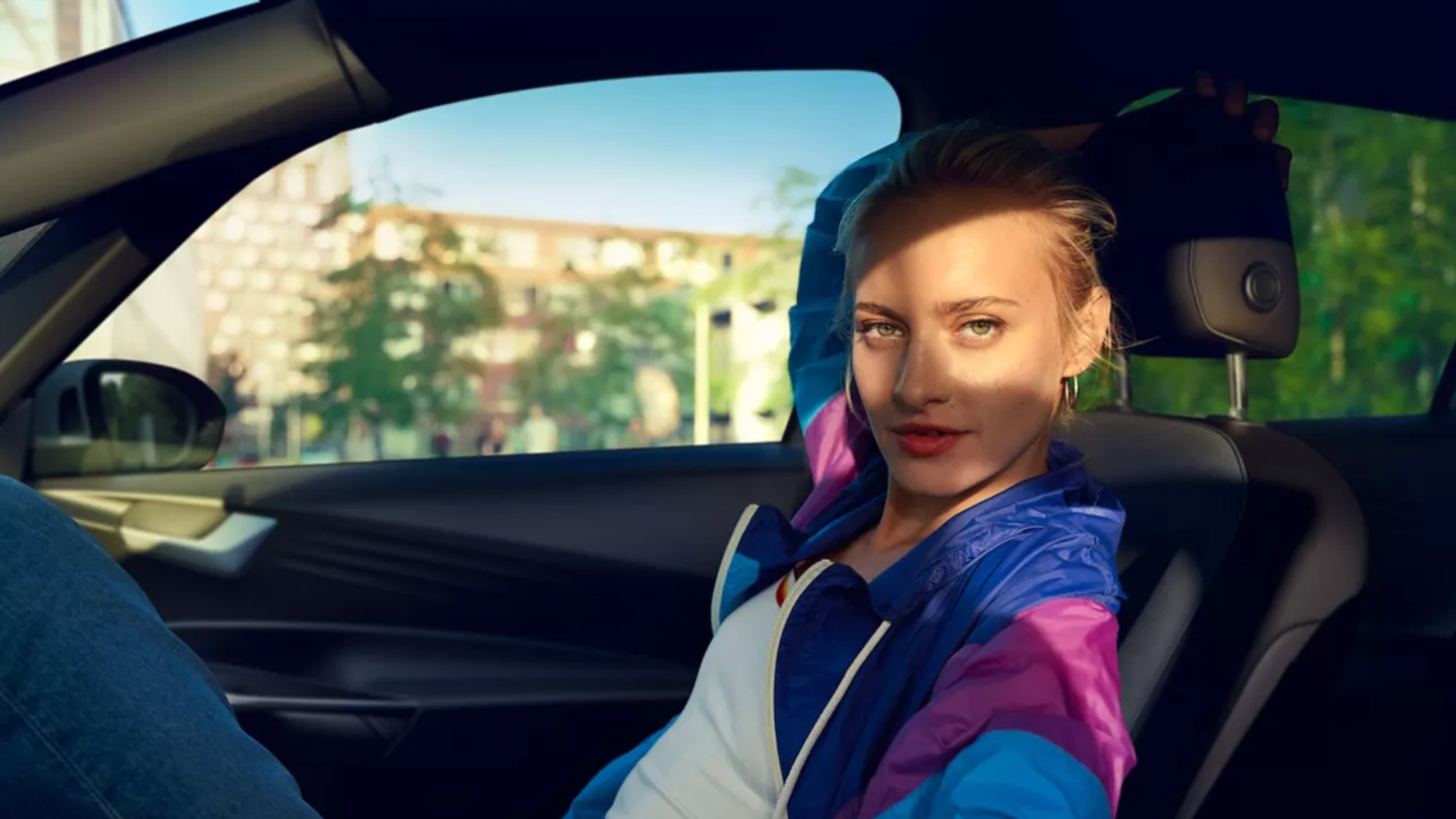 Dekle sedi na sovoznikovem sedežu modela VW ID3