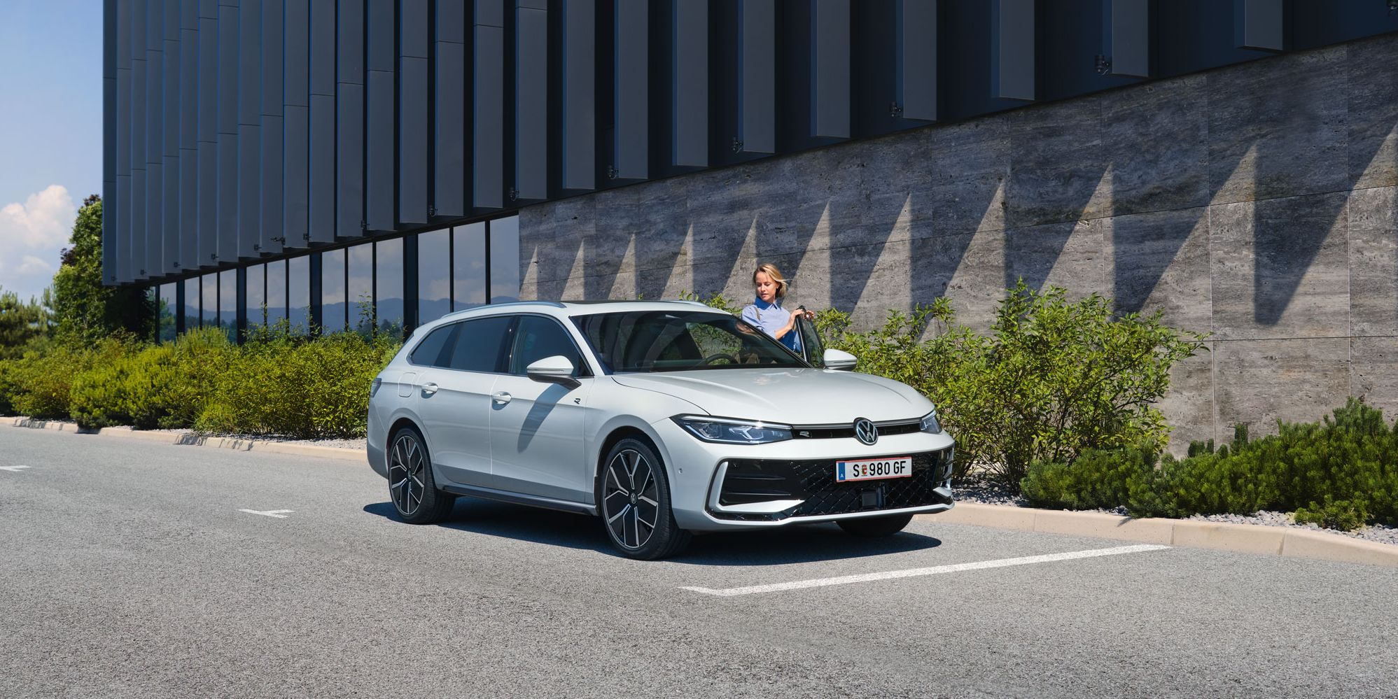 Frau steig in weißen VW Passat R-Line