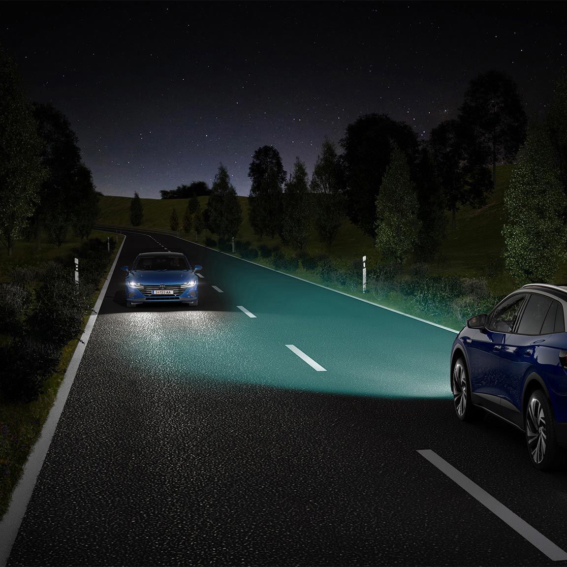 Moder VW ID.4 se z vključenimi lučmi ponoči pelje po cesti.