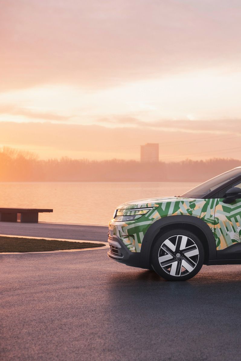 Stranska silhueta modela VW ID. Cross z maskirno folijo. V ozadju je viden obris mesta.