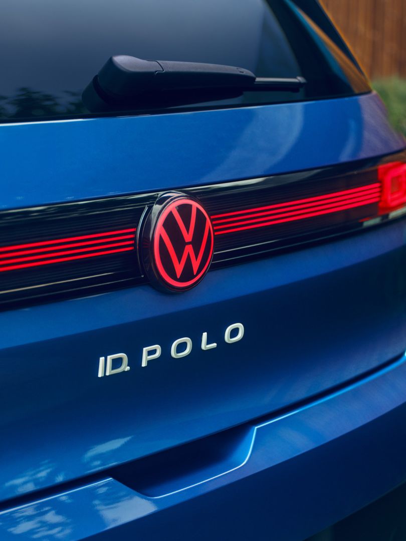 LED zadnje luči z osvetljenim logotipom Volkswagna modrega VW ID Polo Style.