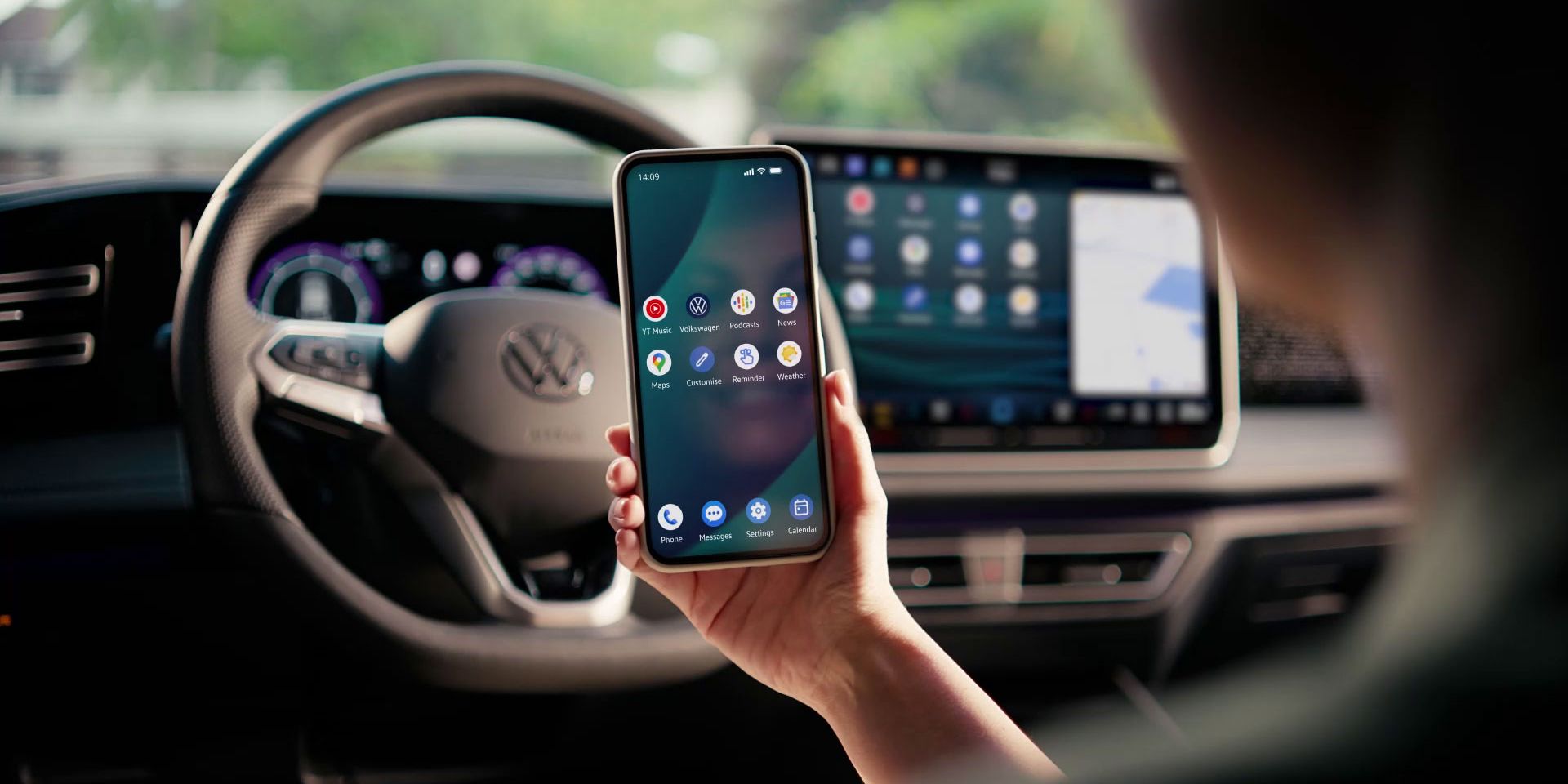 Frau sitzt auf dem Fahrersitz und spiegelt Smartphone per App Connect auf dem Fahrzeugdisplay