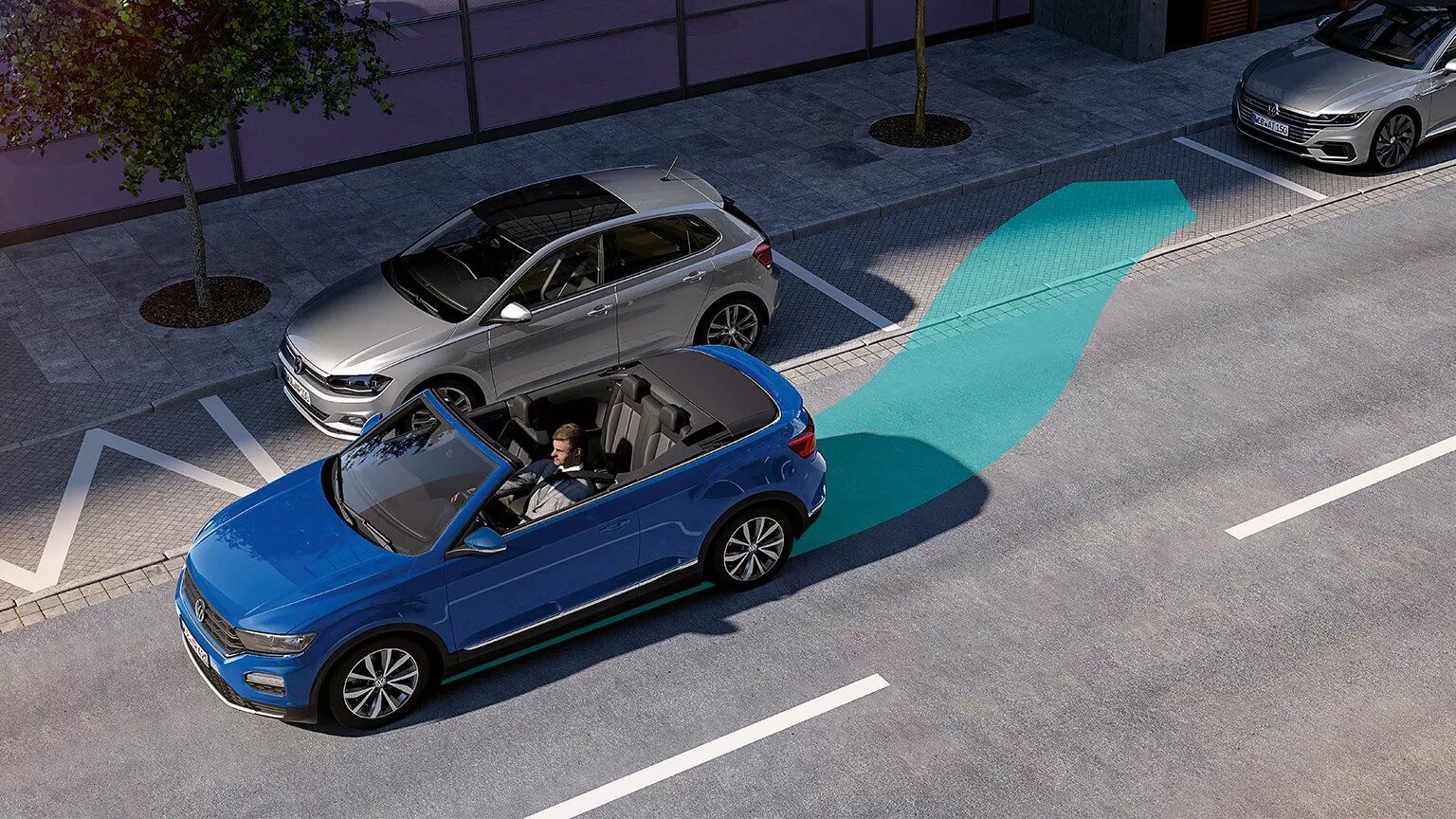 T-Roc Cabriolet med parkiranjem na bočno parkirno mesto s parkirnim sistemom Park Assist